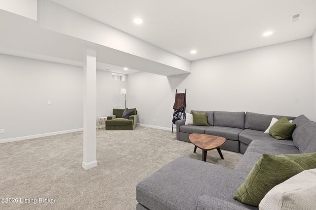 1302 Conservatory Ln, Louisville, KY 40223