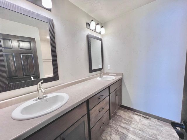 2040 RED FOX LANE, Kaukauna, WI 54130