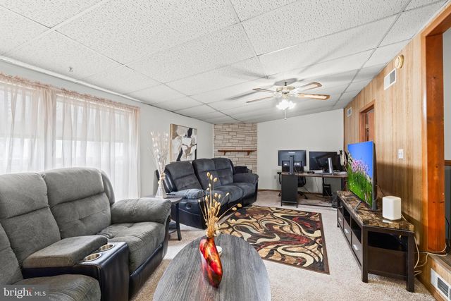 9 RASPBERRY DR, Mechanicsburg, PA 17050