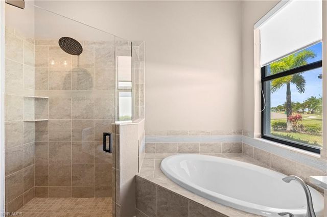 2067 Antigua LN, Naples, FL 34120