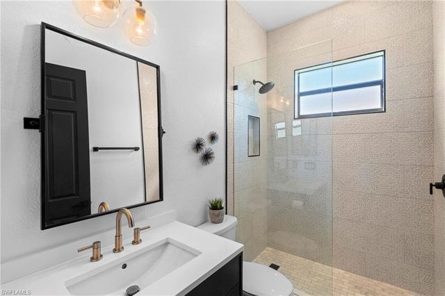 2067 Antigua LN, Naples, FL 34120
