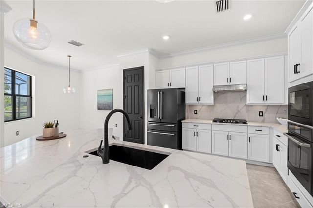 2067 Antigua LN, Naples, FL 34120