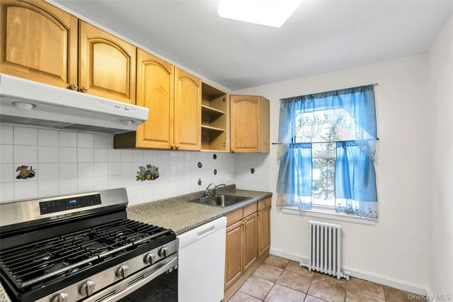 3 Edwards Street 1 G, Roslyn Heights, NY 11577