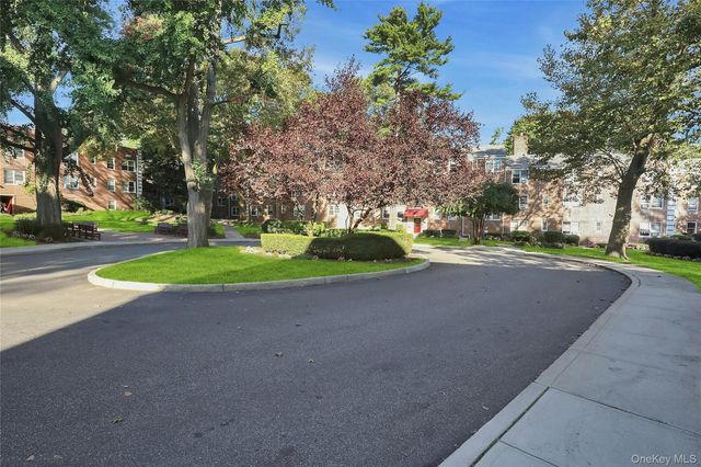 3 Edwards Street 1 G, Roslyn Heights, NY 11577
