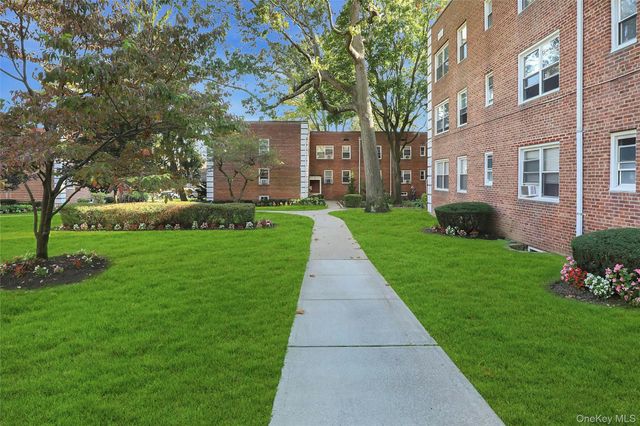3 Edwards Street 1 G, Roslyn Heights, NY 11577