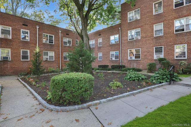3 Edwards Street 1 G, Roslyn Heights, NY 11577