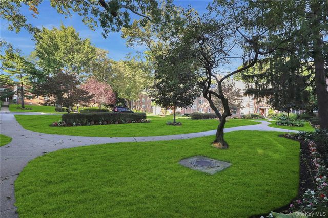 3 Edwards Street 1 G, Roslyn Heights, NY 11577