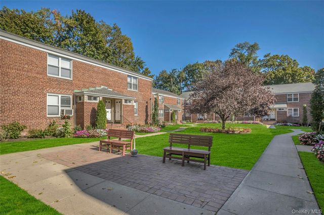 3 Edwards Street 1 G, Roslyn Heights, NY 11577