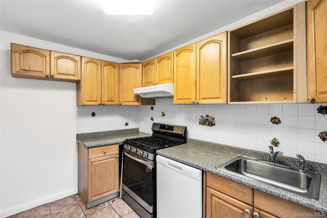 3 Edwards Street 1 G, Roslyn Heights, NY 11577