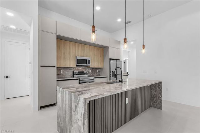 1015 SW 8th CT, Cape Coral, FL 33991