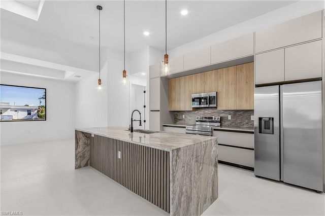 1015 SW 8th CT, Cape Coral, FL 33991