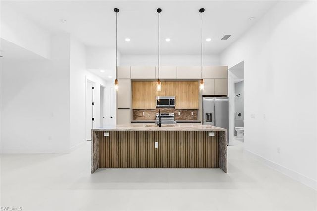 1015 SW 8th CT, Cape Coral, FL 33991