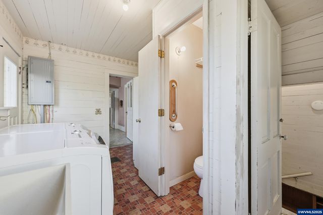 38808 N Main St, Scio, OR 97374