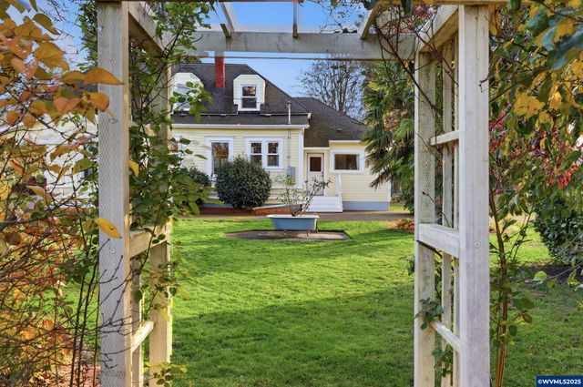 38808 N Main St, Scio, OR 97374