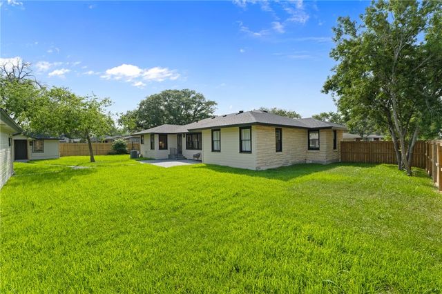 301 Pasadena Pl, Corpus Christi, TX 78411