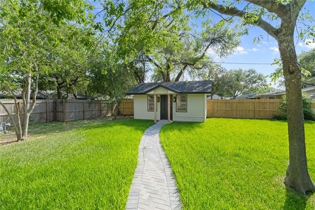 301 Pasadena Pl, Corpus Christi, TX 78411