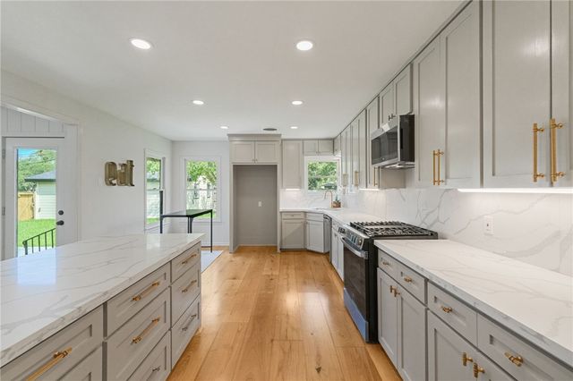 301 Pasadena Pl, Corpus Christi, TX 78411