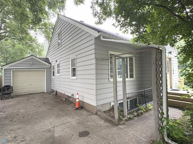 826 10th Avenue S, Moorhead, MN 56560