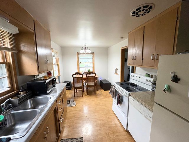 826 10th Avenue S, Moorhead, MN 56560