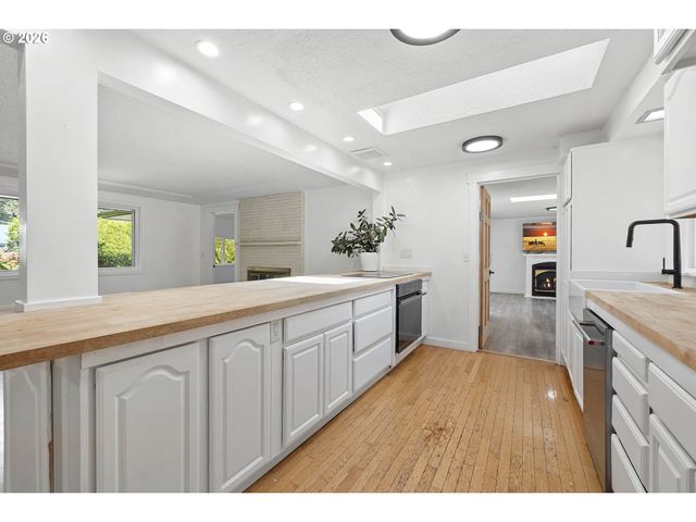 197 VALLEYVIEW Dr, Oregon City, OR 97045