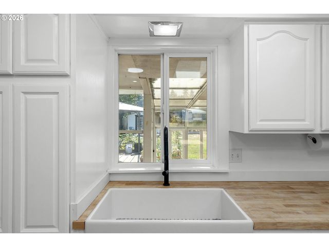 197 VALLEYVIEW Dr, Oregon City, OR 97045