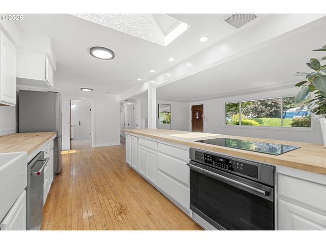 197 VALLEYVIEW Dr, Oregon City, OR 97045