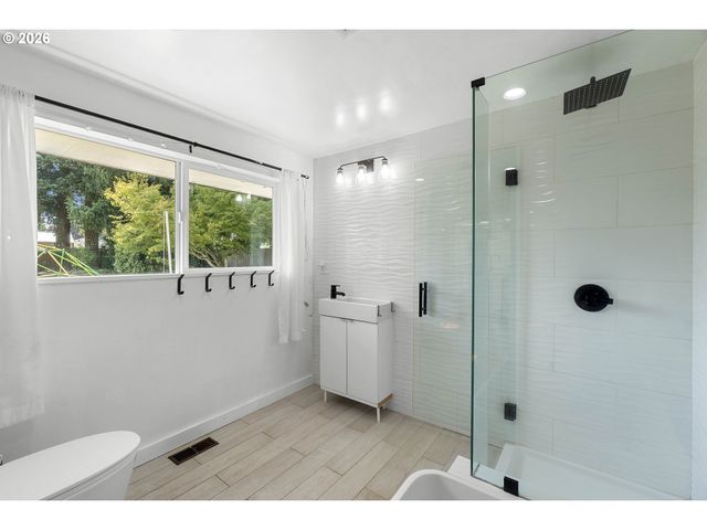 197 VALLEYVIEW Dr, Oregon City, OR 97045