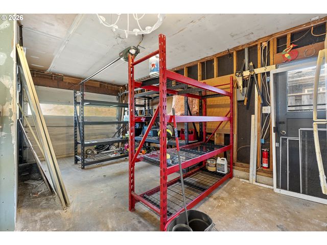 197 VALLEYVIEW Dr, Oregon City, OR 97045