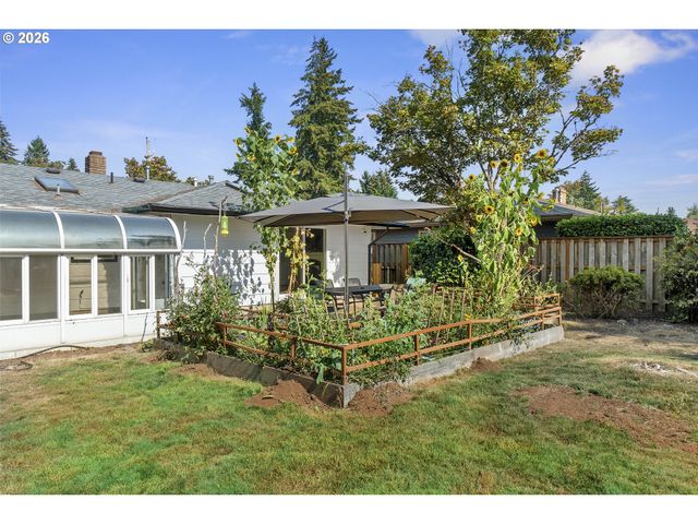 197 VALLEYVIEW Dr, Oregon City, OR 97045