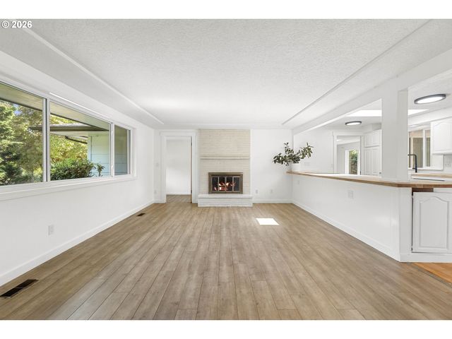 197 VALLEYVIEW Dr, Oregon City, OR 97045