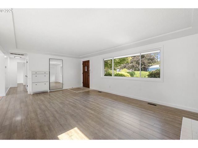 197 VALLEYVIEW Dr, Oregon City, OR 97045