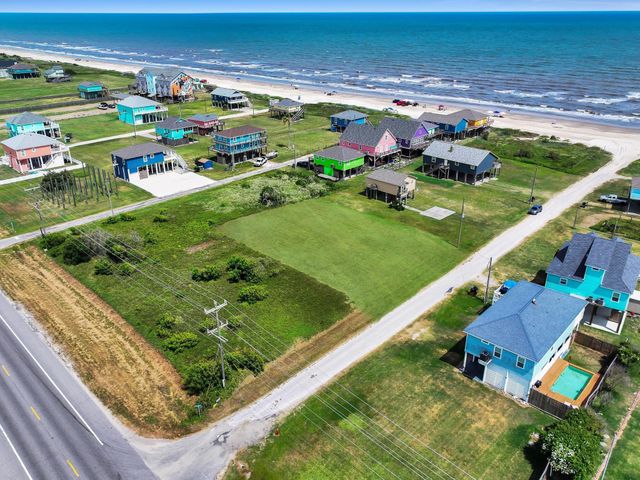 992 Smith Drive, Gilchrist, TX 77617