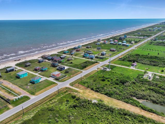 992 Smith Drive, Gilchrist, TX 77617