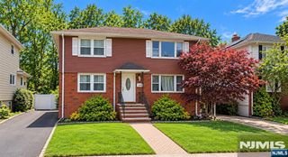 126 Rochelle Parkway, Saddle Brook, NJ 07663
