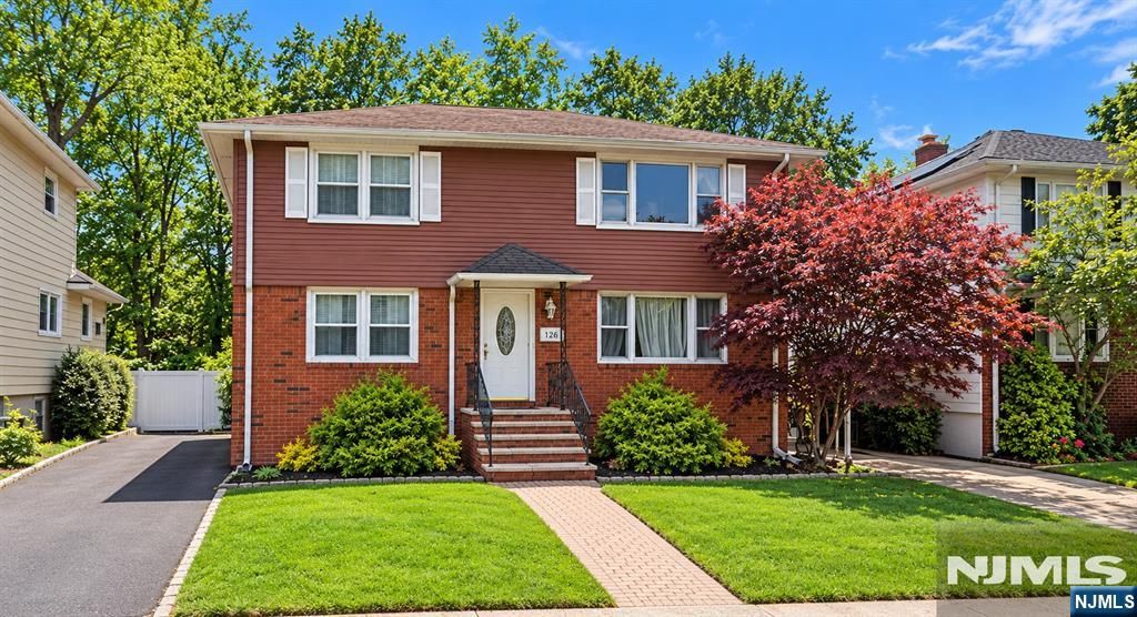 126 Rochelle Parkway, Saddle Brook, NJ 07663