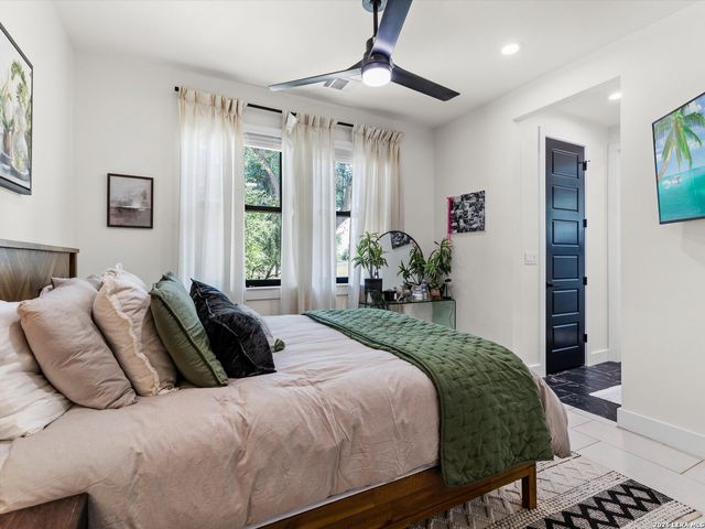 210 FALLING HLS, New Braunfels, TX 78132