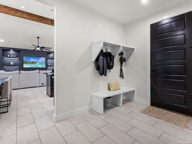 210 FALLING HLS, New Braunfels, TX 78132