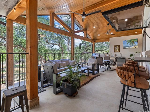 210 FALLING HLS, New Braunfels, TX 78132