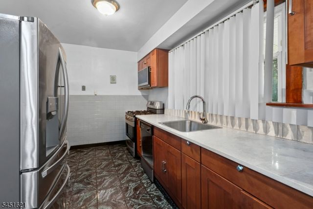 121 Schofield St, Newark City, NJ 07106