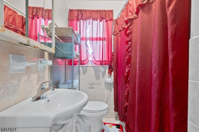 121 Schofield St, Newark City, NJ 07106