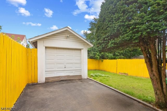 121 Schofield St, Newark City, NJ 07106