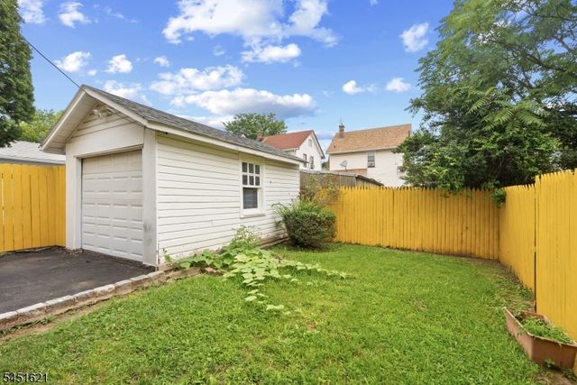 121 Schofield St, Newark City, NJ 07106