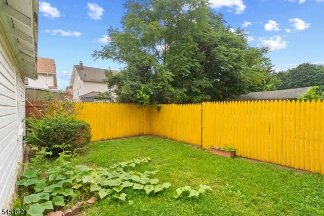 121 Schofield St, Newark City, NJ 07106