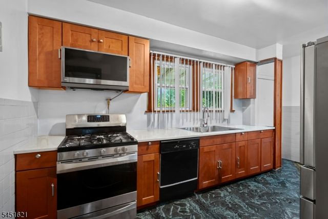 121 Schofield St, Newark City, NJ 07106