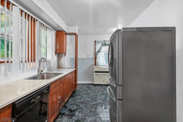 121 Schofield St, Newark City, NJ 07106