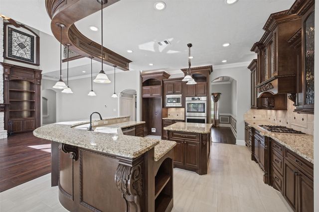2102 E Blue Lake Drive, Magnolia, TX 77354