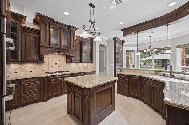 2102 E Blue Lake Drive, Magnolia, TX 77354
