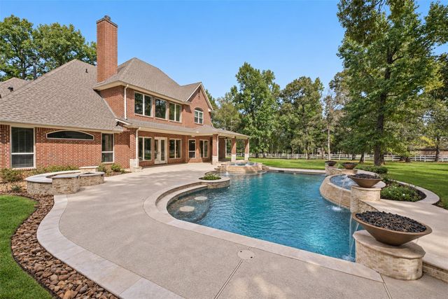 2102 E Blue Lake Drive, Magnolia, TX 77354