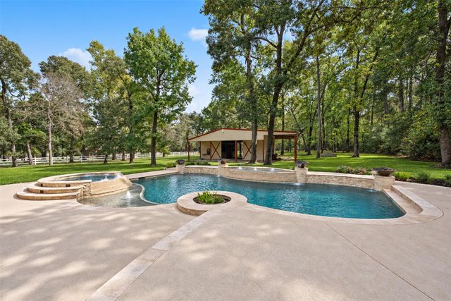 2102 E Blue Lake Drive, Magnolia, TX 77354