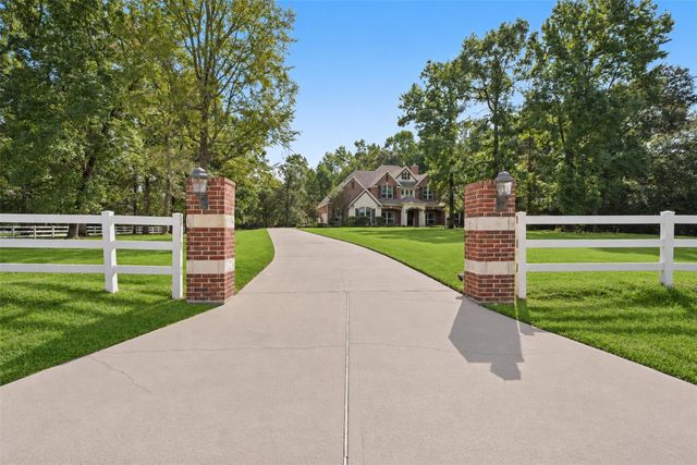 2102 E Blue Lake Drive, Magnolia, TX 77354
